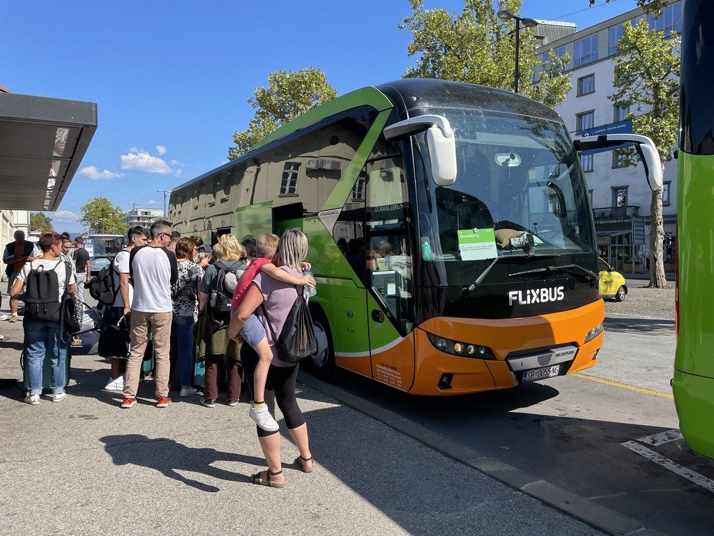découvrez flixbus, votre solution de transport sans arrêt à paris. profitez de trajets rapides et confortables pour explorer la ville lumière et ses environs sans perdre de temps. réservez votre billet dès maintenant!
