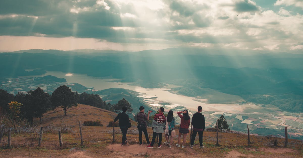 découvrez l'univers hilarant de 'friends', la série culte qui suit les aventures de six amis à new york. entre rires, amours et amitiés, plongez dans des moments inoubliables et des répliques emblématiques qui ont marqué des générations.