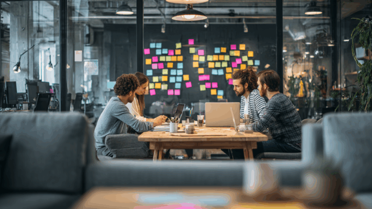 Explorez les compétences clés indispensables pour réussir en gestion de projet