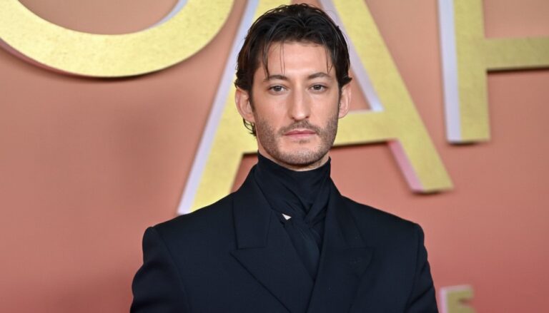 « Gourou » : Pierre Niney dans la peau d’un coach de vie inquiétant