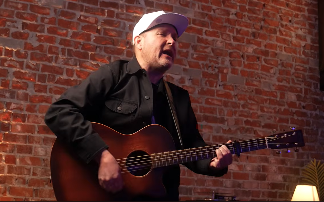 Le coach exécutif Michael King dévoile le film « Still Here »