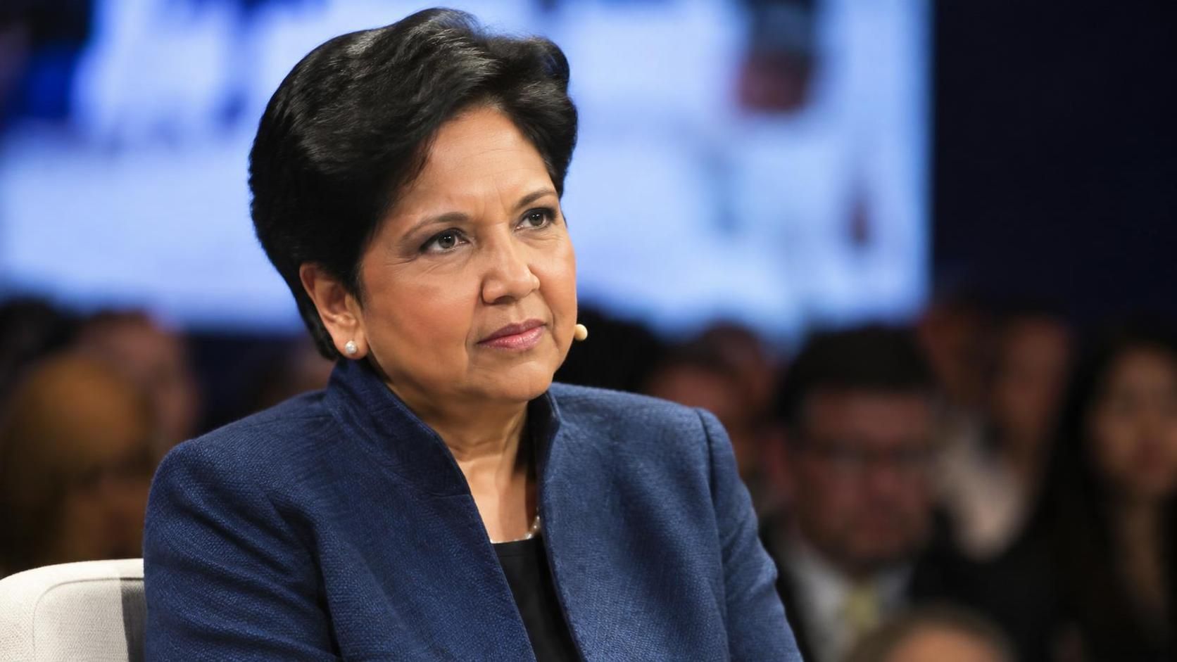 découvrez comment indra nooyi a développé un leadership fondé sur l’écoute, l’empathie et le dialogue pour mobiliser ses équipes.